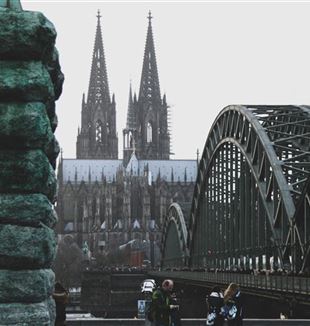 Keulen, spoorbrug over de Rijn en blik op achterzijde Dom van Keulen (foto: Unsplash/Leonard Muller)