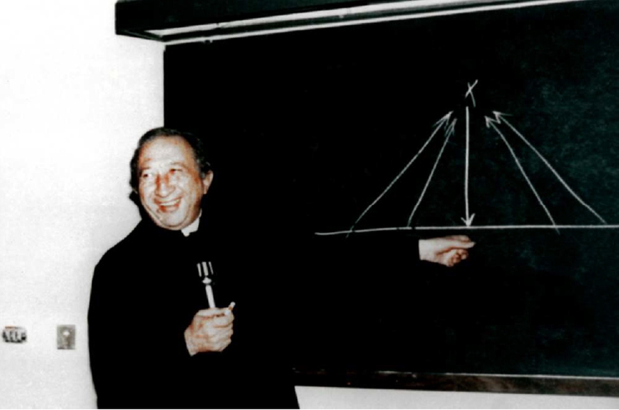 Jaren-80, Milaan. Don Luigi Giussani legt de Menswording van God uit aan de hand van de „X-Grafiek”. © Fraterniteit van CL