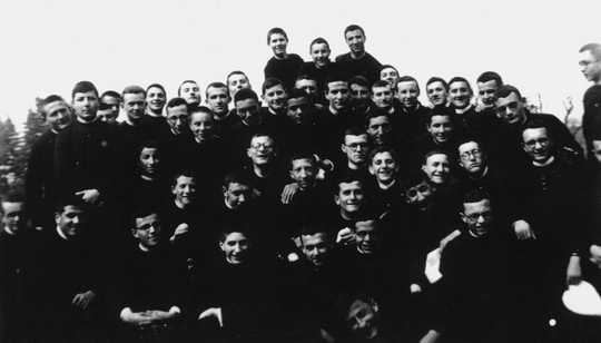 Venegono Inferiore (Varese), 1945. Diocesaan Seminarie. Groepsfoto met de priesterkandidaten. In het midden: Luigi Giussani. © Persoonlijk Archief Livia Giussani