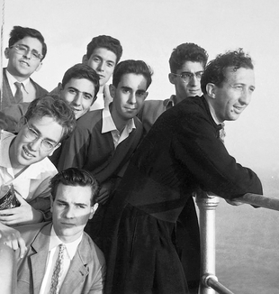 Don Giussani tijdens een uitstapje met jongeren, Genua, 1956. © Fraterniteit van CL.