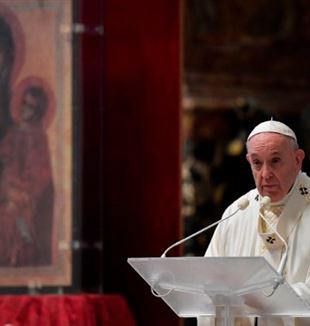 Paus Franciscus, met de icoon Maria Salus populi Romani, tijdens de H. Mis van paasochtend (Foto: Vatican News)
