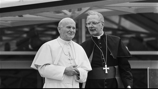 Adrianus kardinaal Simonis en paus Johannes Paulus II tijdens diens bezoek aan Nederland, mei 1985
