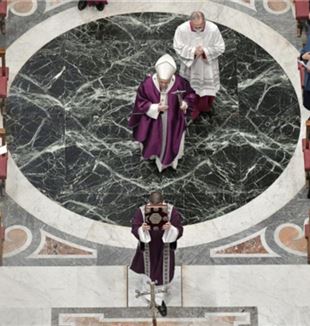 Paus Franciscus tijdens de H. Mis op Aswoensdag