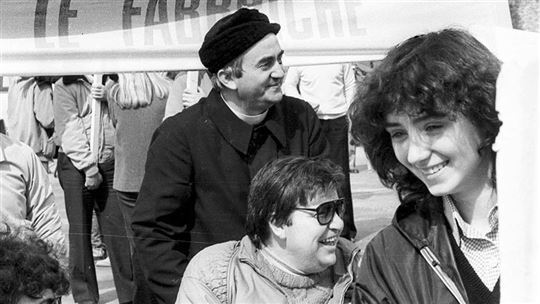 Sandra met don Oreste Benzi, 1979 (foto: Riccardo Ghinelli)