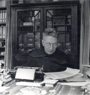 Titus Brandsma in zijn werkkamer in klooster Doddendaal (foto: NCI)