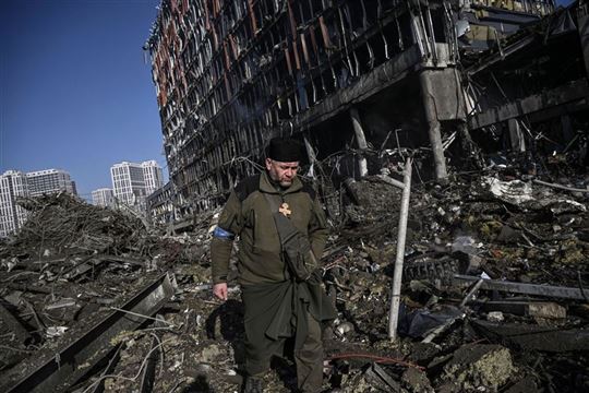 Een aalmoezenier in Kiev (©Aris Messinis/AFP/Getty Images)