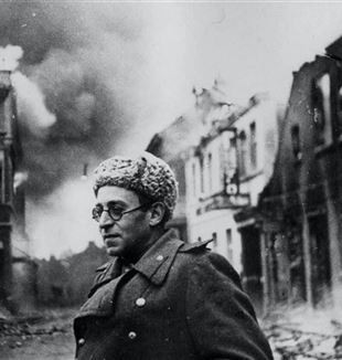 Grossman aan het oorlogsfront in Schwerin, Duitsland,1945