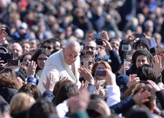 Paus Franciscus tijdens de audiëntie met CL op 7 maart 2015 (©Ansa/Maurizio Brambatti)