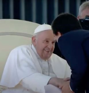 Paus Franciscus begroet Davide Prosperi