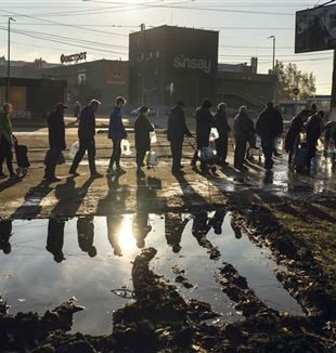 Mykolaïv, Oekraïne. In de rij voor watervoorziening. ©Emilio Morenatti/AP/LaPress