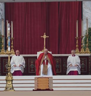 Paus Franciscus tijdens de begrafenis van Benedictus XVI (©Ansa/Massimo Percossi)