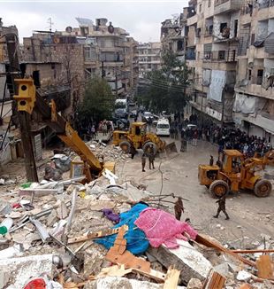 Aleppo na de aardbeving (foto Ansa-Zumapress)