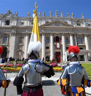 Zwitserse gardisten luisteren op het Sint-Pietersplein naar de paaszegen Urbi et Orbi van paus Franciscus. (Foto: CNS - Vatican Media)