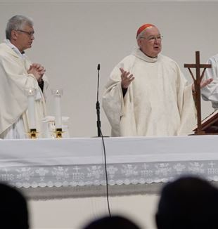Kardinaal Kevin Joseph Farrell viert de H. Mis tijdens de Geestelijke Oefeningen van de Fraterniteit. Rimini, 15 april 2023 (foto: Roberto Masi/Fraterniteit CL)