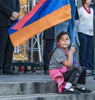 Een meisje met een Armeense vlag tijdens een demonstratie in Jerevan, Armenië, ter ondersteuning van de enclave in Nagorno-Karabach (Ansa-Zumapress)