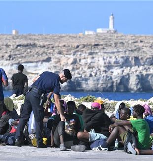Lampedusa. Migranten worden overgebracht naar andere opvangcentra (Ansa)