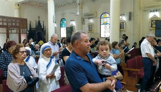 In gebed in de Heilige Familiekerk in Gaza tijdens het conflict