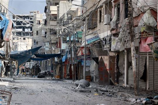 Een straat in Khan Yunis, Gazastrook (foto: Bashar Taleb/APA Images/Ansa-Zumapress)