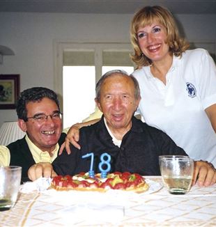 Carras en echtgenote Jone met don Giussani op zijn 78e verjaardag (© Fraternità CL)