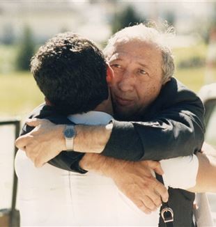Don Giussani en Jesús Carrascosa omhelzen elkaar tijdens de internationale feestdag van CL in Corvara in 1985 (© Federico Brunetti)