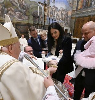Paus Franciscus tijdens de doop in de Sixtijnse Kapel op 7 januari 2024 (Vatican Media/Catholic Press Photo)