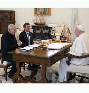 Mgr. Filippo Santoro en Davide Prosperi met paus Franciscus tijdens een privé-audiëntie op 15 januari 2024 (Vatican Media/Catholic Press Photo)
