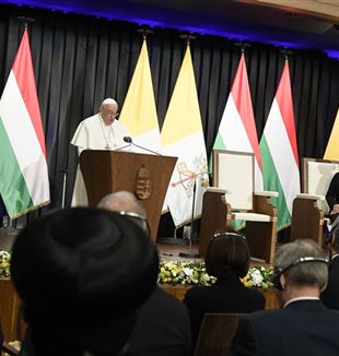 Paus Franciscus tijdens de ontmoeting met de autoriteiten in Boedapest (Vatican Media/Catholic Press Photo)