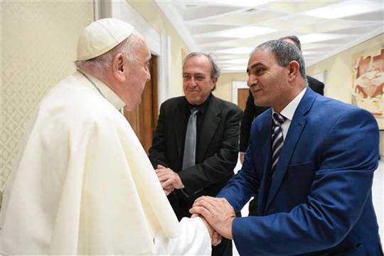 Elhanan en Aramin ontvangen door paus Franciscus op 27 maart © Vatican Media/Catholic Press Photo