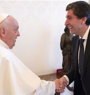 Davide Prosperi begroet de Heilige Vader na een privé-audiëntie (Vatican Media/Catholic Press Photo)