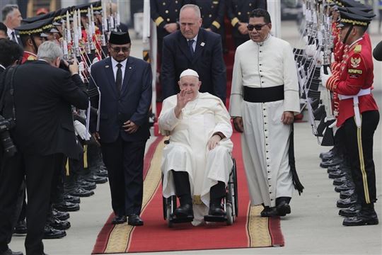 Aankomst van paus Franciscus in Jakarta, Indonesië (Foto: Ansa/Epa/Bagus Indahono)