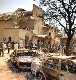 Kerstmis 2011: ten minste negenendertig gelovigen kwamen om het leven door een bom die geplaatst was in de volgepakte kerk van St. Theresa in de buurt van Abuja, Nigeria.