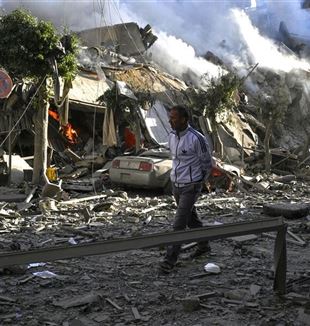 De straten van Beiroet na het bombardement (Foto Ansa/Epa/Wael Hamzeh)