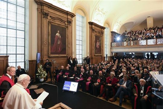 De ontmoeting met universiteitsprofessoren (Foto: Catholic Press Photo/Vatican Media)