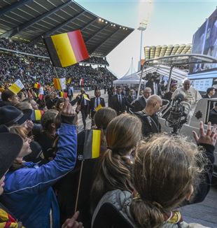 De ontmoeting met de katholieke gemeenschap in het Brusselse Koning Boudewijn stadion Foto: Ansa/Ciro Fusco)