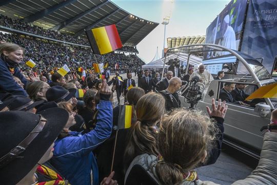 De ontmoeting met de katholieke gemeenschap in het Brusselse Koning Boudewijn stadion Foto: Ansa/Ciro Fusco)