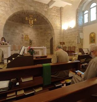 Pater Ignatius De Francesco, links, in de kapel in het dorp Ain Arik