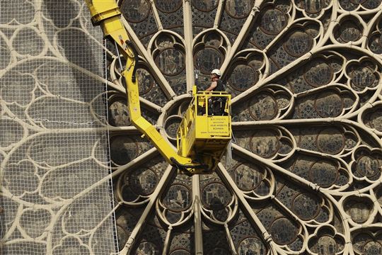 Het roosvormige raam op de voorgevel van de Notre-Dame in Parijs (AP Photo/Francesco Seco/La Presse)