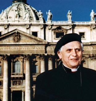 Joseph Ratzinger (16 april 1927 - 31 december 2022), in 1996, toen hij prefect van de Congregatie voor de Geloofsleer was (Catholic Press Photo)