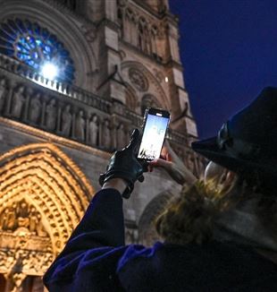 Parijs, voor de kathedraal Notre Dame op 8 december 2024 (© ANSA/Tomas Stevens/ABACAPRESS.COM)