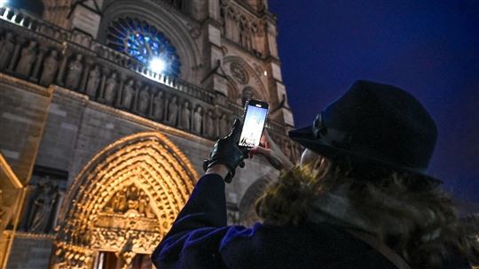 Parijs, voor de kathedraal Notre Dame op 8 december 2024 (© ANSA/Tomas Stevens/ABACAPRESS.COM)