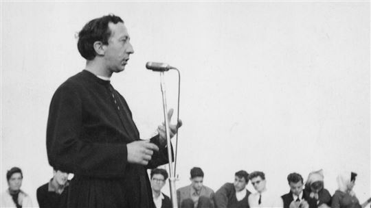 Don Giussani in Varigotti, 1959 (© Fraternità di CL)