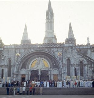 Lourdes, 17 oktober 1992. De eucharistische processie op de trappen van de Rozenkransbasiliek (©Anna Ascione/Fraternità CL)