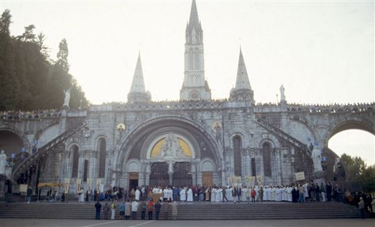 Lourdes, 17 oktober 1992. De eucharistische processie op de trappen van de Rozenkransbasiliek (©Anna Ascione/Fraternità CL)