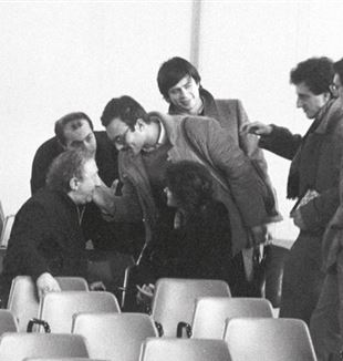 Don Giussani met enkele universiteitsstudenten van CL in Riva del Garda in het begin van de jaren 1980. (© Fraternità di CL)