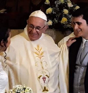 Claudia and Giuseppe met paus Franciscus op hun huwelijksdag