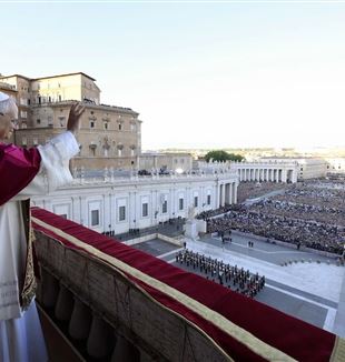 Paus Leo XIV begroet het Sint-Pietersplein (©Ansa/Vatican Media)