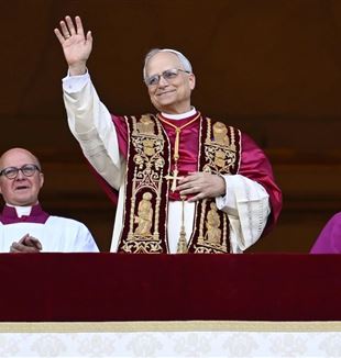 De nieuwe paus, kardinaal Robert Francis Prevost, die de naam Leo XIV heeft gekozen, zegent de gelovigen in de Sint Pieter, 8 mei 2025 (© Ansa/Vatican Media)