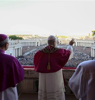 Paus Leo XIV begroet de aanwezigen op het St. Pietersplein (© Ansa/Vatican Media)
