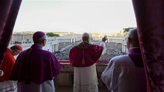 Paus Leo XIV begroet de aanwezigen op het St. Pietersplein (© Ansa/Vatican Media)