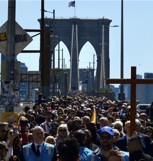 De kruisweg in New York over de Brooklyn Bridge